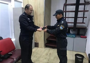 拾金不昧樹新風系列報道 --陸家嘴綜管辦項目拾到手機上交民警