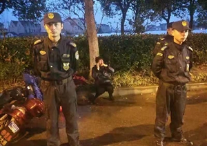 雨天老人騎車受傷，特保隊員出手相助 --惠南市容項目幫助交通事故