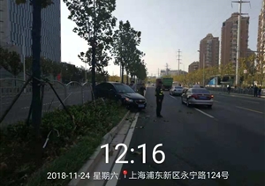 路見交通事故，幫忙維持秩序 --金橋輔警項(xiàng)目協(xié)助維持交通秩序