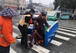老人倒地扶不扶？民泰特保告訴你答案！ --浙江民泰星橋市容項(xiàng)目攙