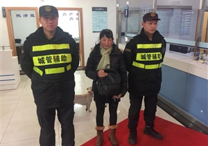 拾金不昧樹新風(fēng)系列報道 --周浦市容項目隊員拾到手提包交還失主