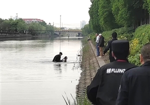 有驚無險(xiǎn)！宗保特保勇救跳河輕生女子 --張江輔警隊(duì)員勇救跳河輕生