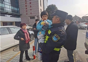 路遇迷途小朋友，輔助隊(duì)員護(hù)安全 ——周浦輔警項(xiàng)目隊(duì)員幫助走失孩