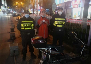 電動車未上鎖危險  保安暫為保管平安 ——惠南輔警項(xiàng)目隊(duì)員在巡邏