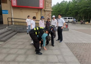 老人踩空臺階摔倒  保安聞訊趕來施救 ——宗保公司駐長興島市容項