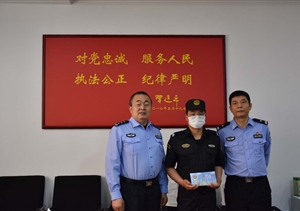 配合執(zhí)法遭襲受傷  領(lǐng)導(dǎo)贊揚(yáng)慰問獎(jiǎng)勵(lì) ——宗保公司駐張江輔警項(xiàng)目