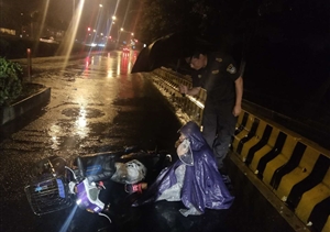 深夜里，暴雨中你的舉動令人稱贊 ——宗保公司駐周浦市容項目負責