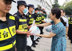 甲方慰問到一線 情系員工暖人心——楊思社區(qū)領(lǐng)導慰問宗保公司駐三