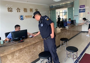 巡邏撿到錢(qián)包  主動(dòng)上交受贊——民泰閑林輔警項(xiàng)目隊(duì)員撿到錢(qián)包