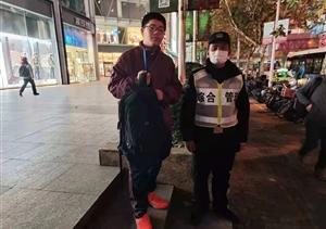 隊(duì)員巡邏撿背包 及時(shí)歸還獲感謝—陸家嘴綜合管理項(xiàng)目隊(duì)員撿到背包