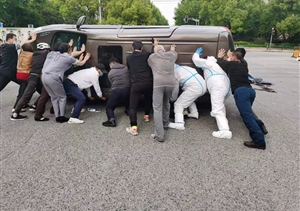 路遇側(cè)翻車輛 隊(duì)員及時(shí)救助—陸家嘴嶗山項(xiàng)目隊(duì)員及時(shí)救助被困駕駛