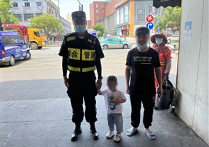 男童走散急哭啼 隊員幫其尋家人—運(yùn)河街道城管項(xiàng)目隊員幫助走散男
