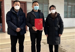 崇明區(qū)堡鎮(zhèn)領導慰問宗保公司員工